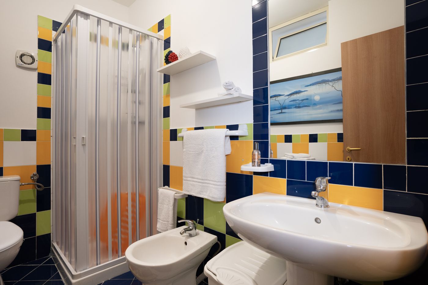 Bagno privato con ceramiche colorate