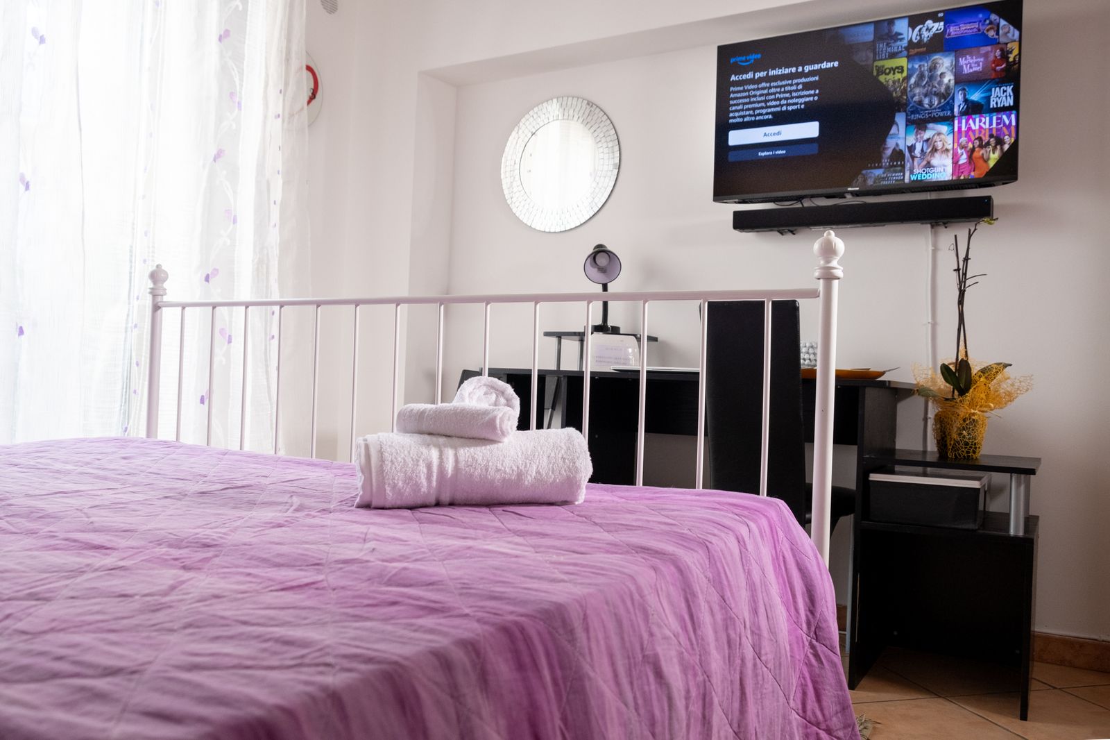 Camera: smart TV e angolo scrittoio