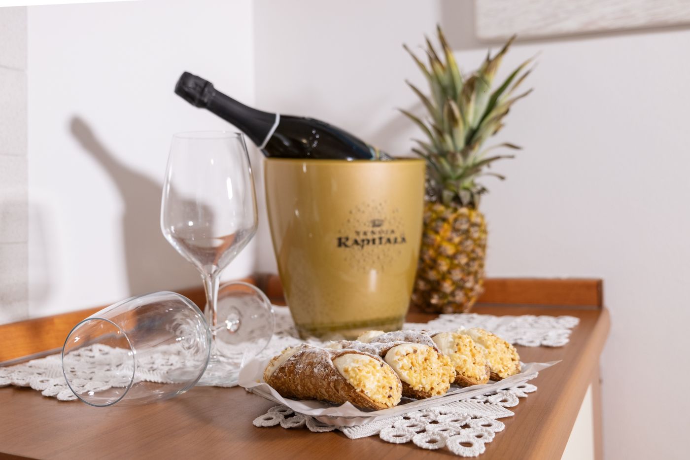 Cannoli siciliani e prosecco di benvenuto