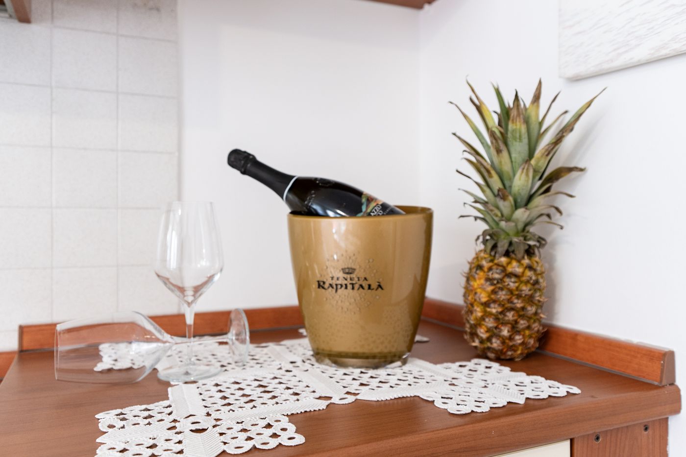 Prosecco in fresco e ananas sul piano cucina