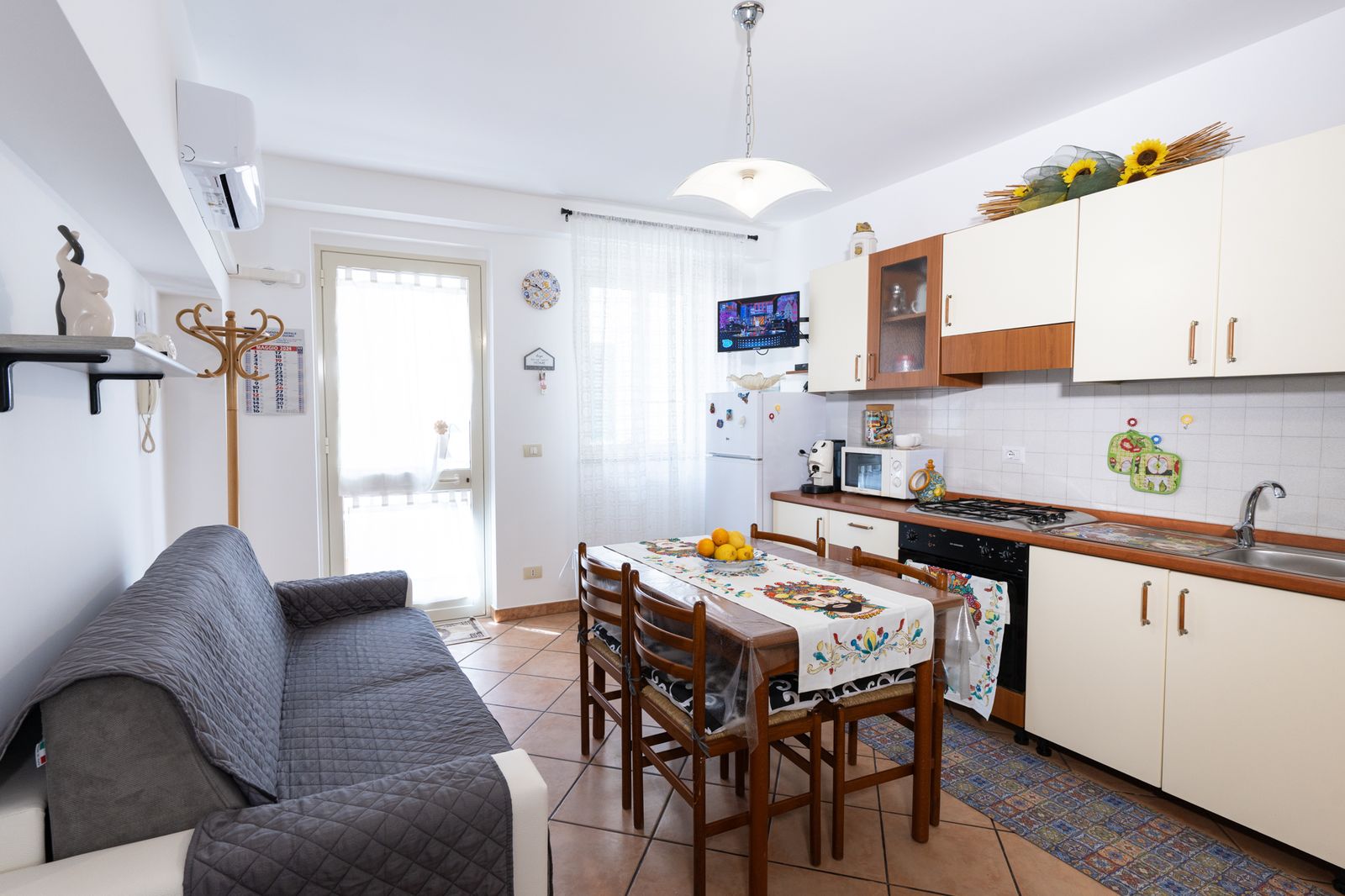 Soggiorno con cucina e tavolo da pranzo